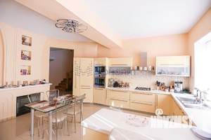 Дом 594м², 3-этажный, участок 12 сот.  